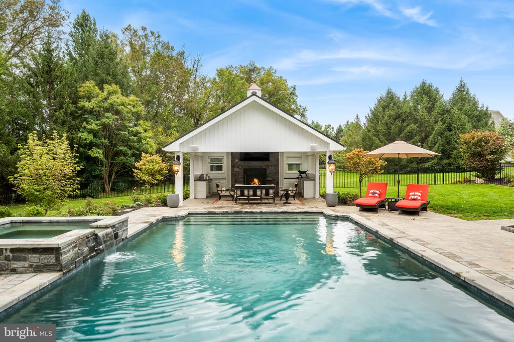 4 Dovecote Ln