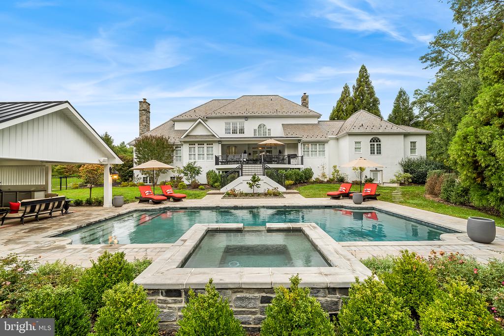 4 Dovecote Ln