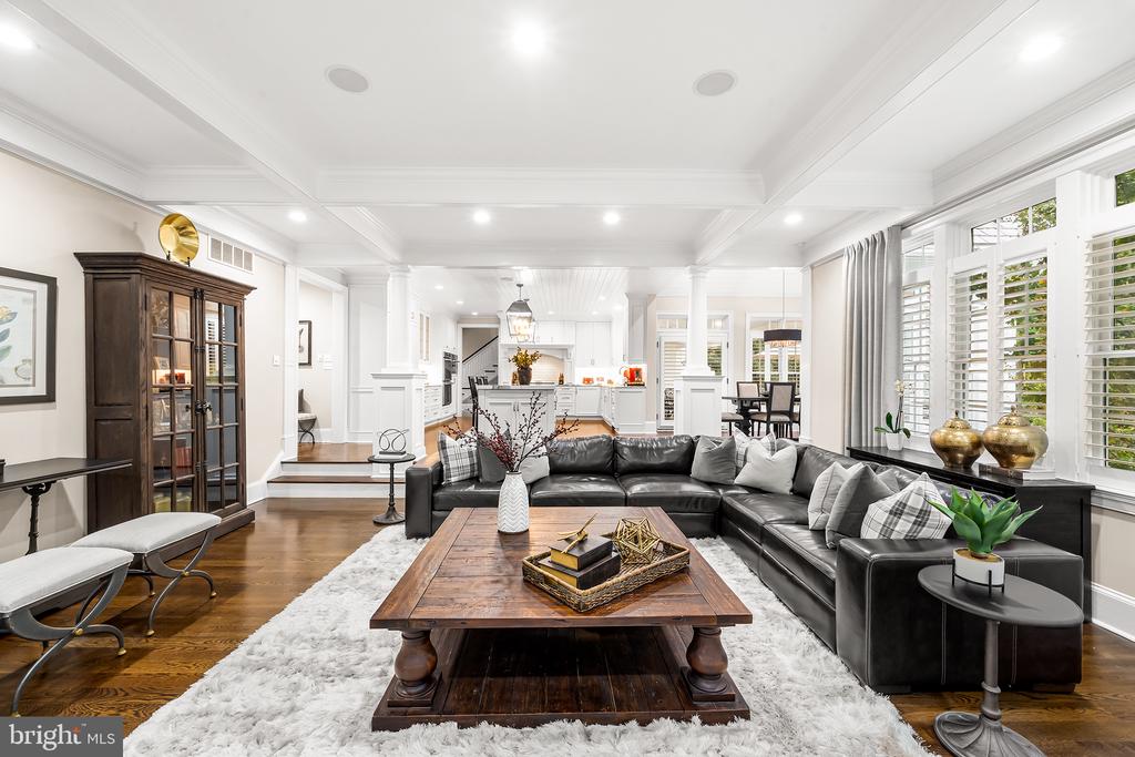 4 Dovecote Ln