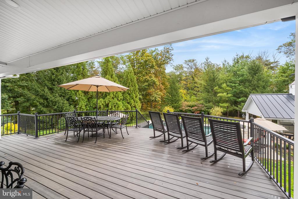4 Dovecote Ln