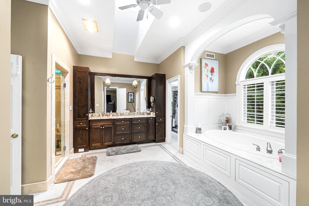 4 Dovecote Ln