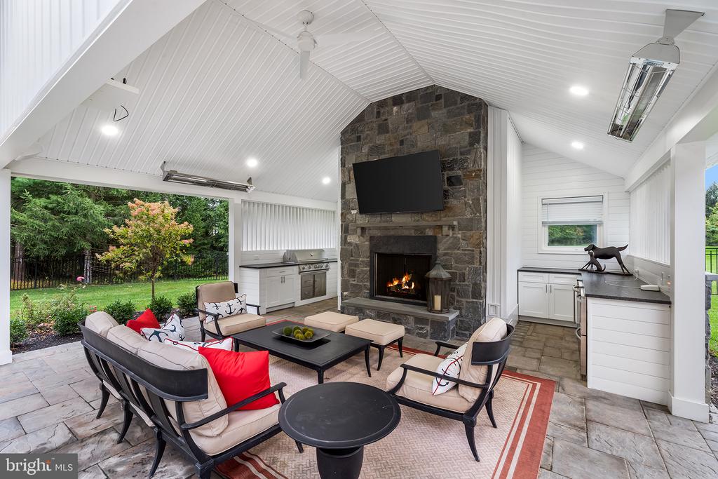 4 Dovecote Ln