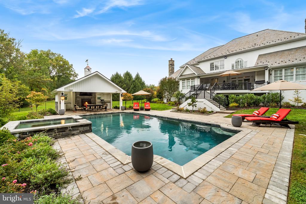 4 Dovecote Ln