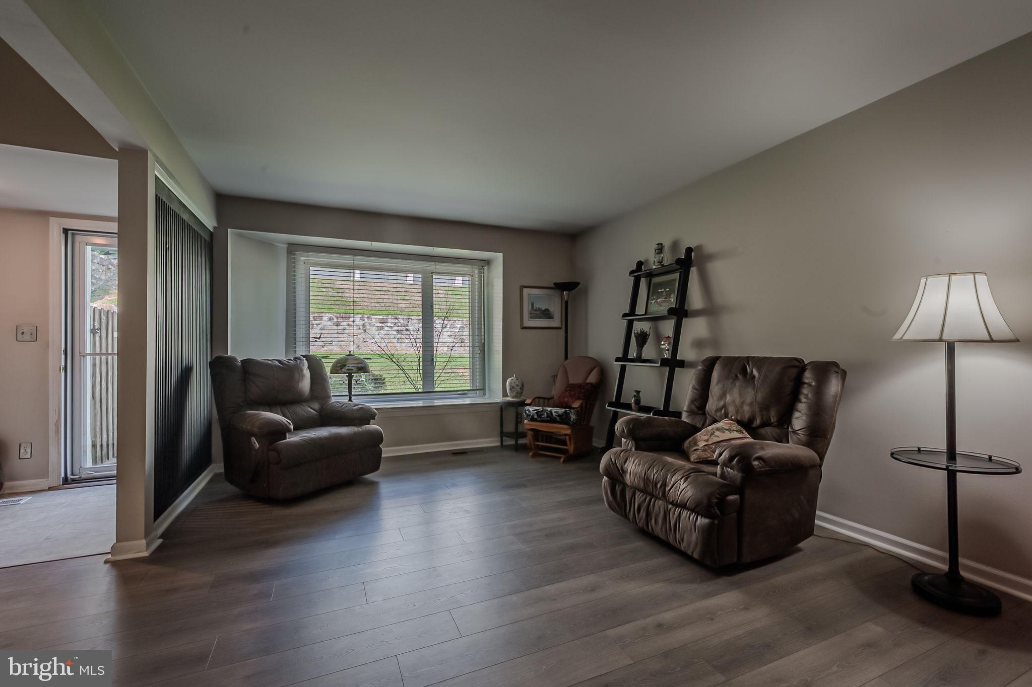 163 E Kenilworth Cir