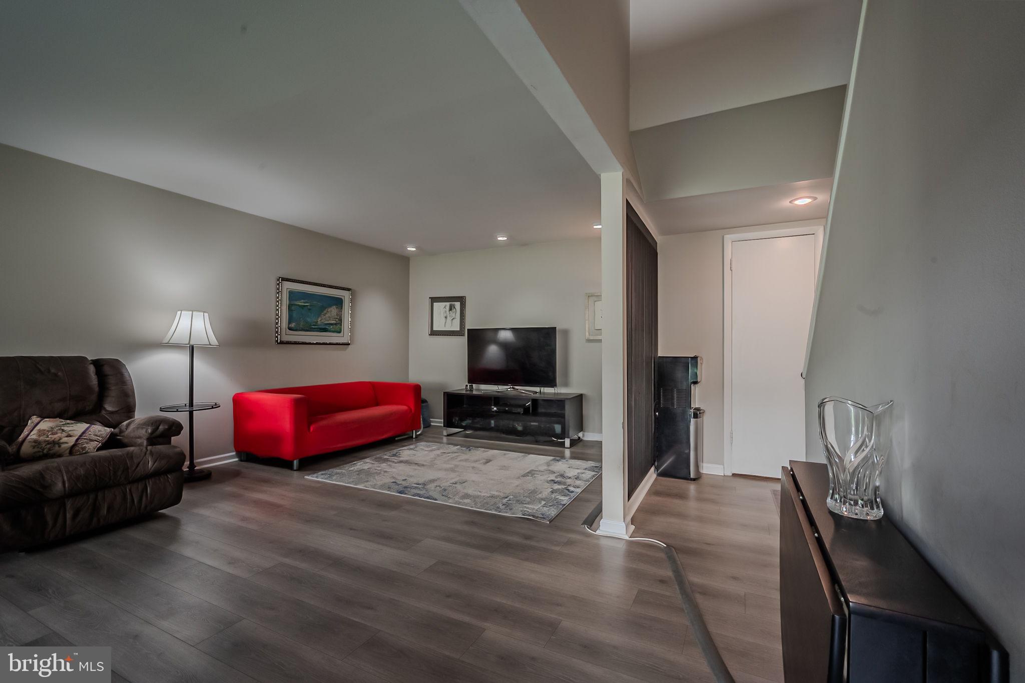 163 E Kenilworth Cir