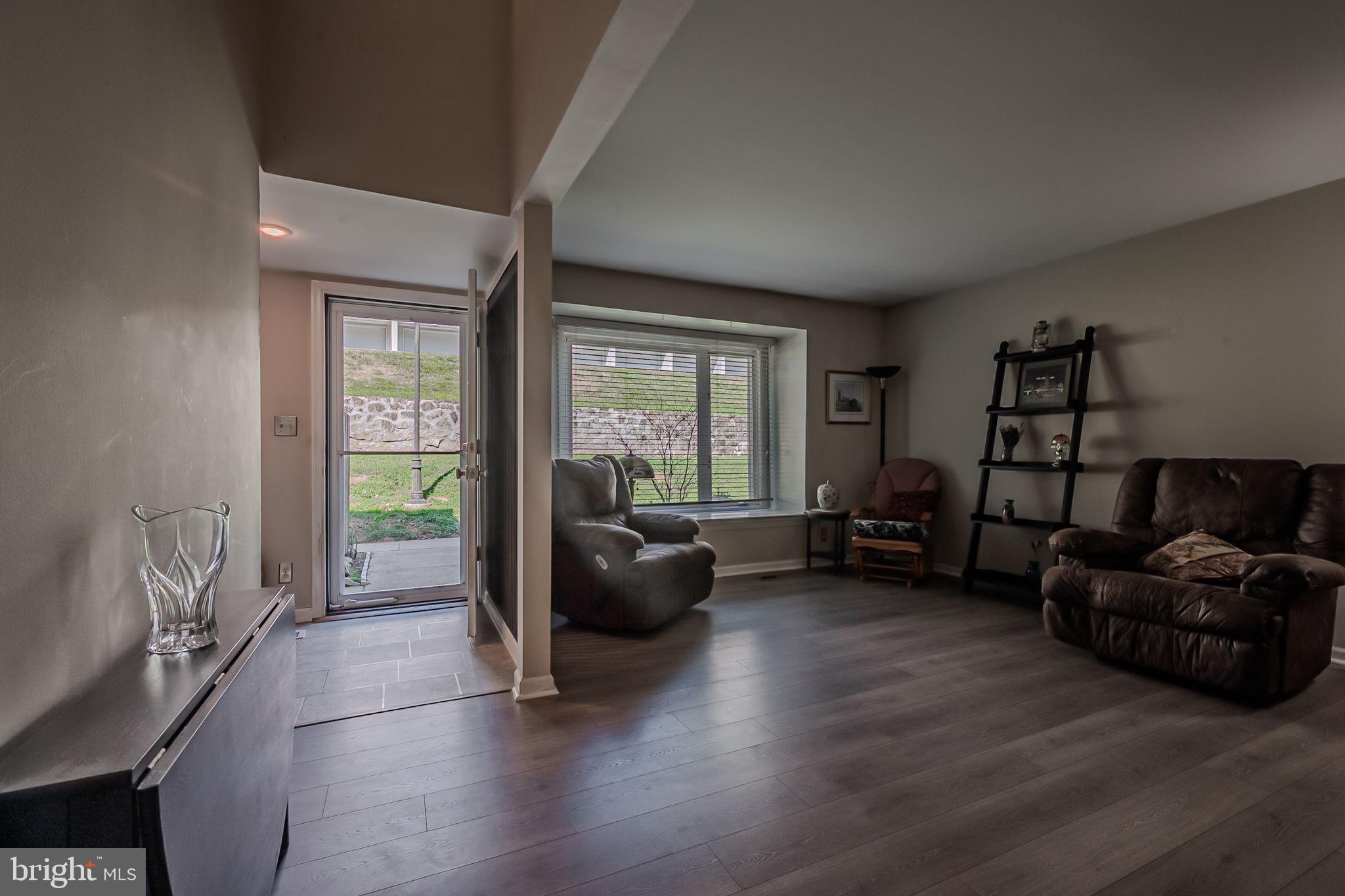 163 E Kenilworth Cir