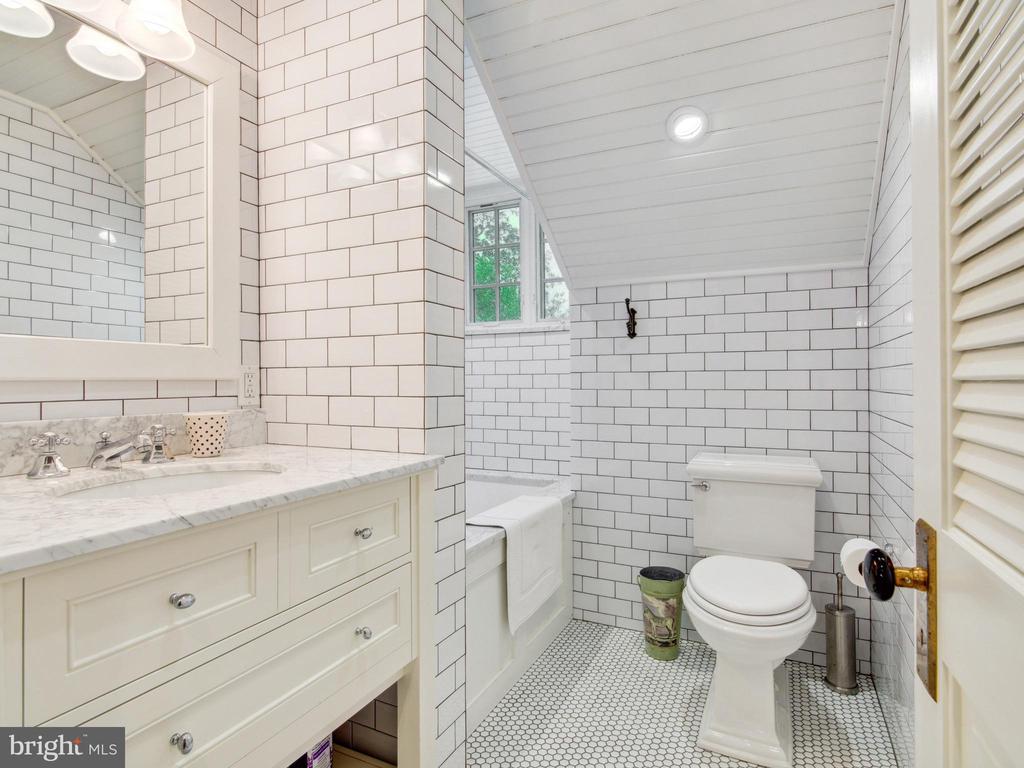 7 Spring Mill Ln