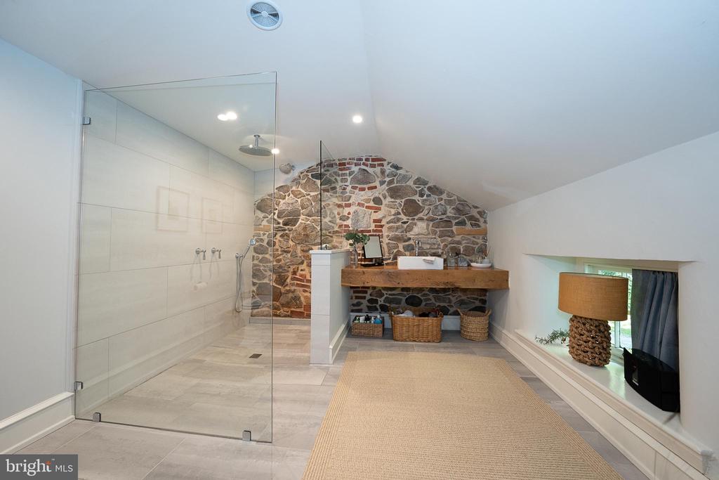 2 Earles Ln