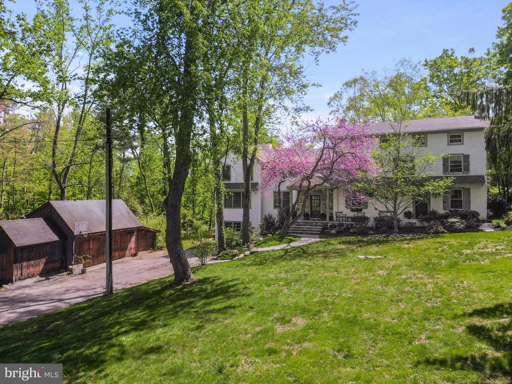 2 Earles Ln