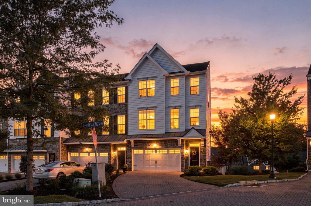 121 CORVUS CIRCLE