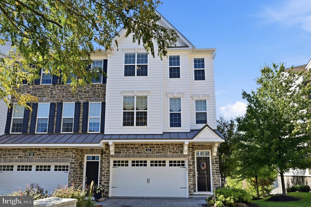 121 CORVUS CIRCLE