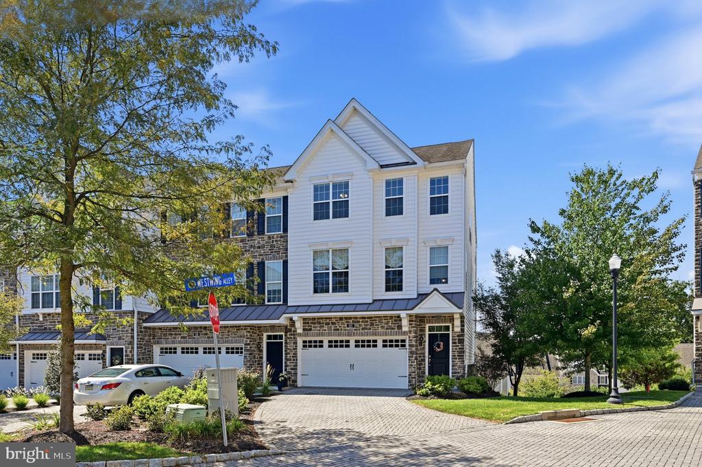 121 CORVUS CIRCLE