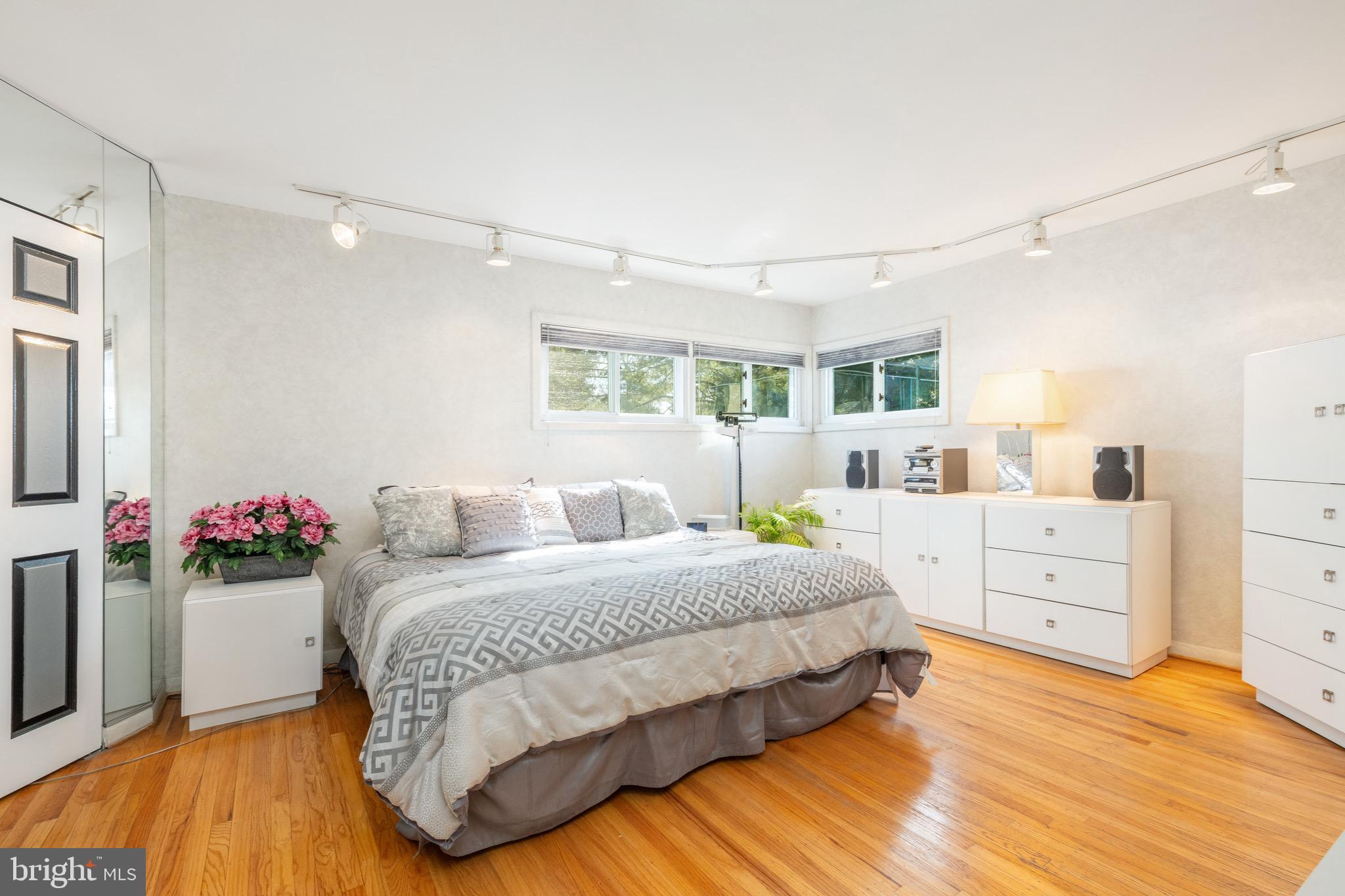 401 Clairemont Rd