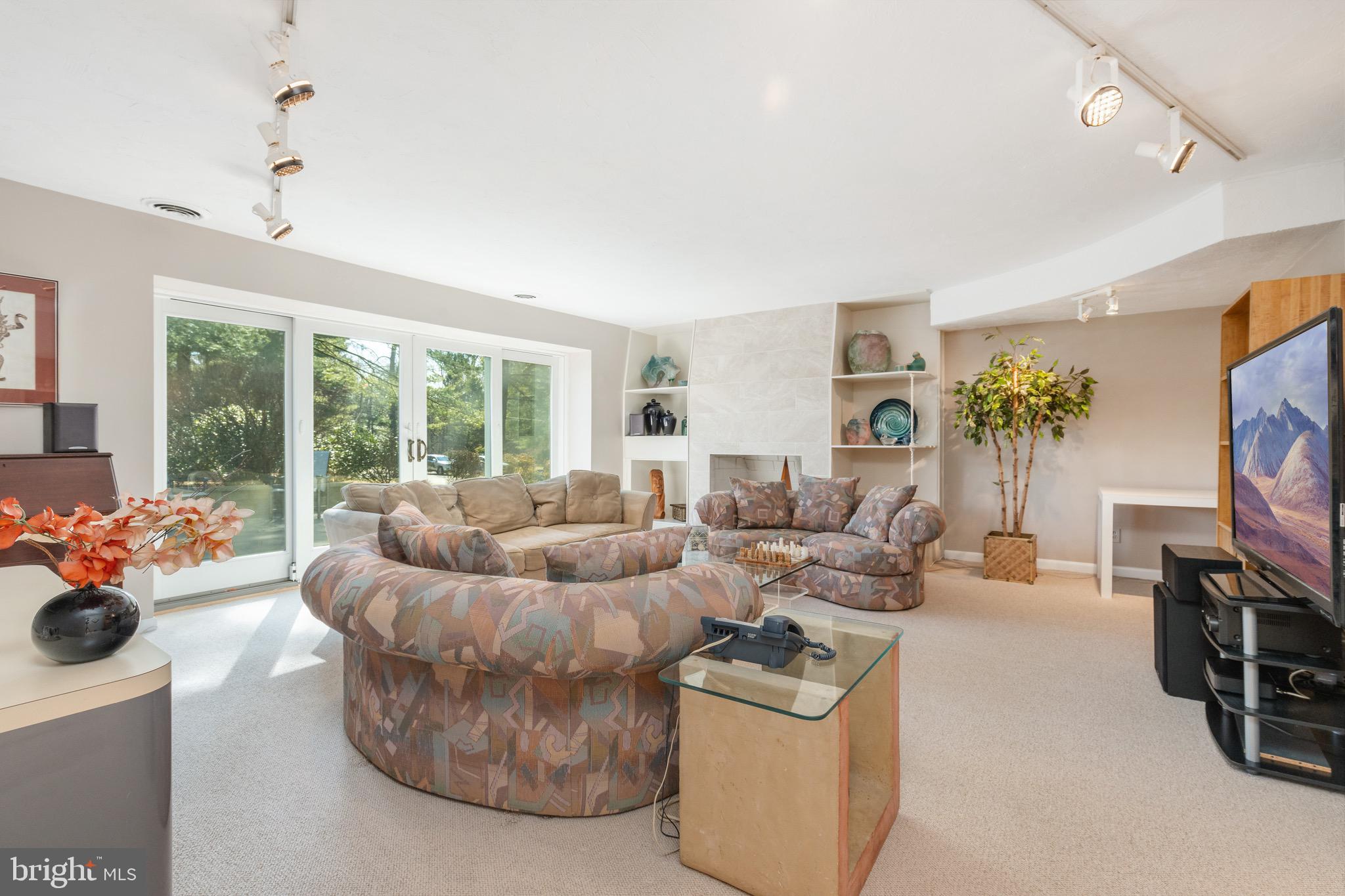 401 Clairemont Rd