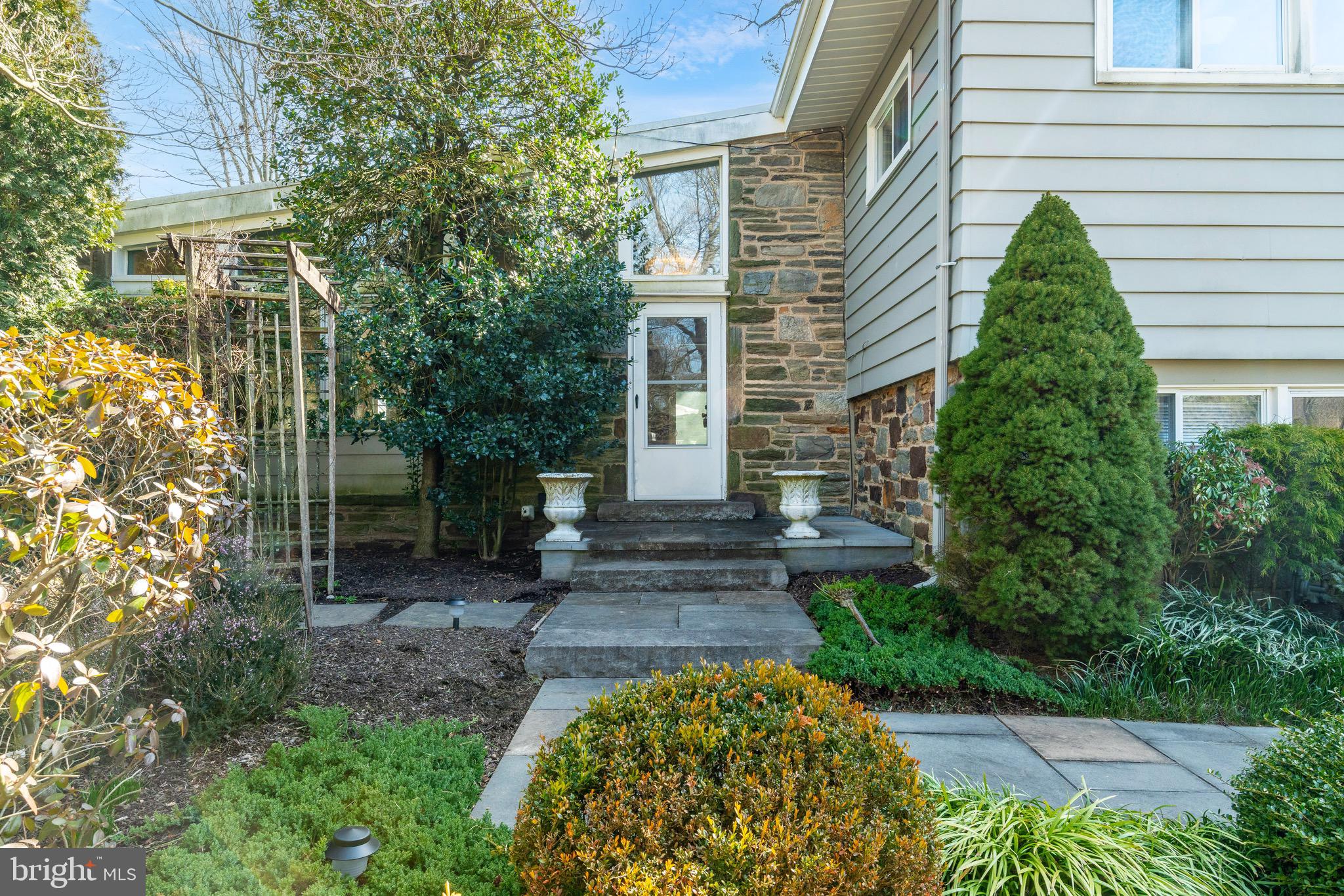 401 Clairemont Rd