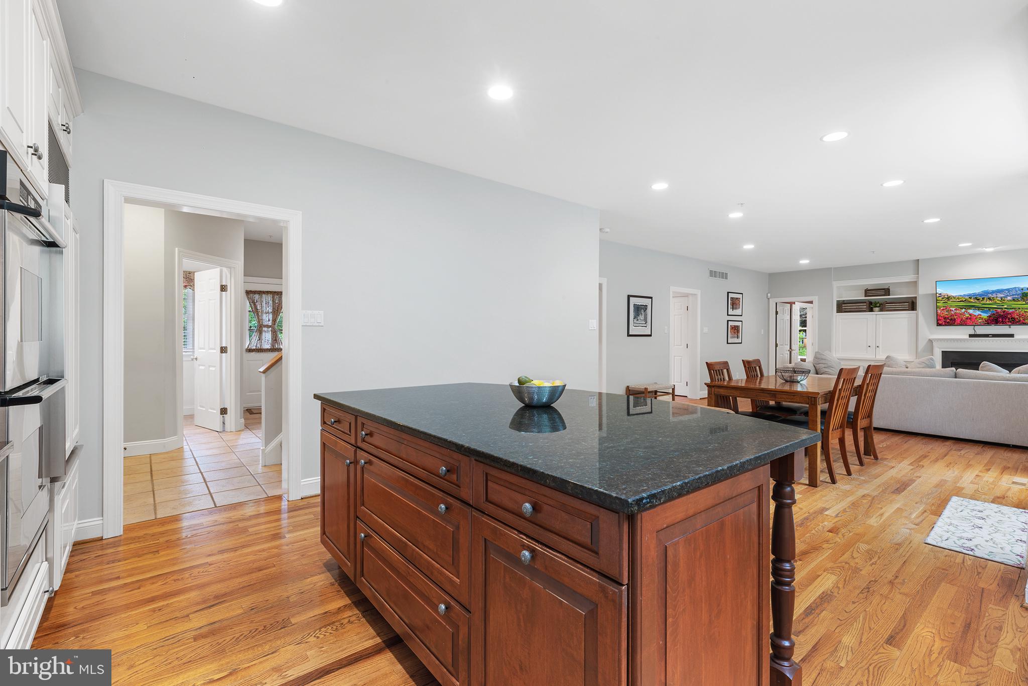 600 Narcisi Ln