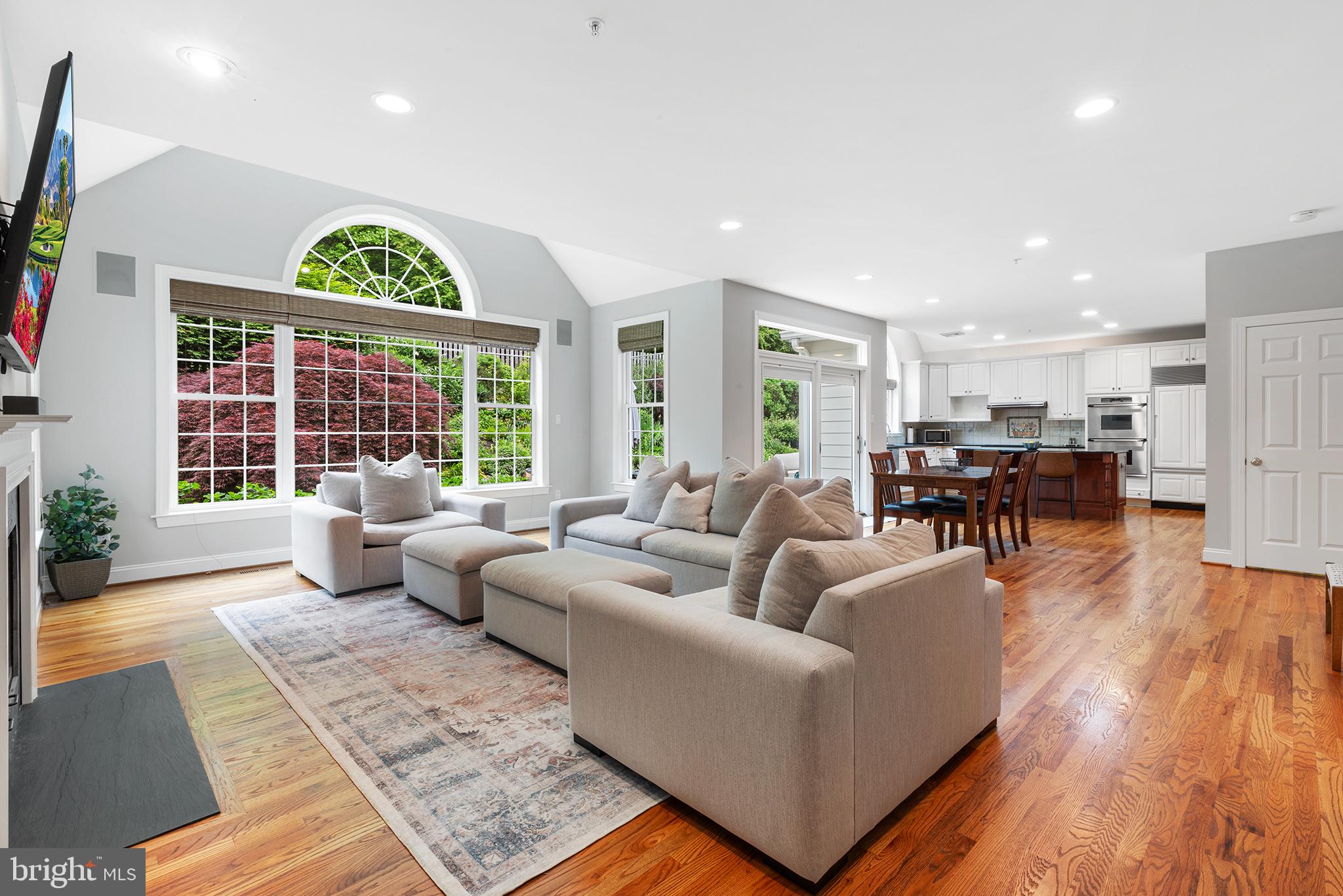 600 Narcisi Ln
