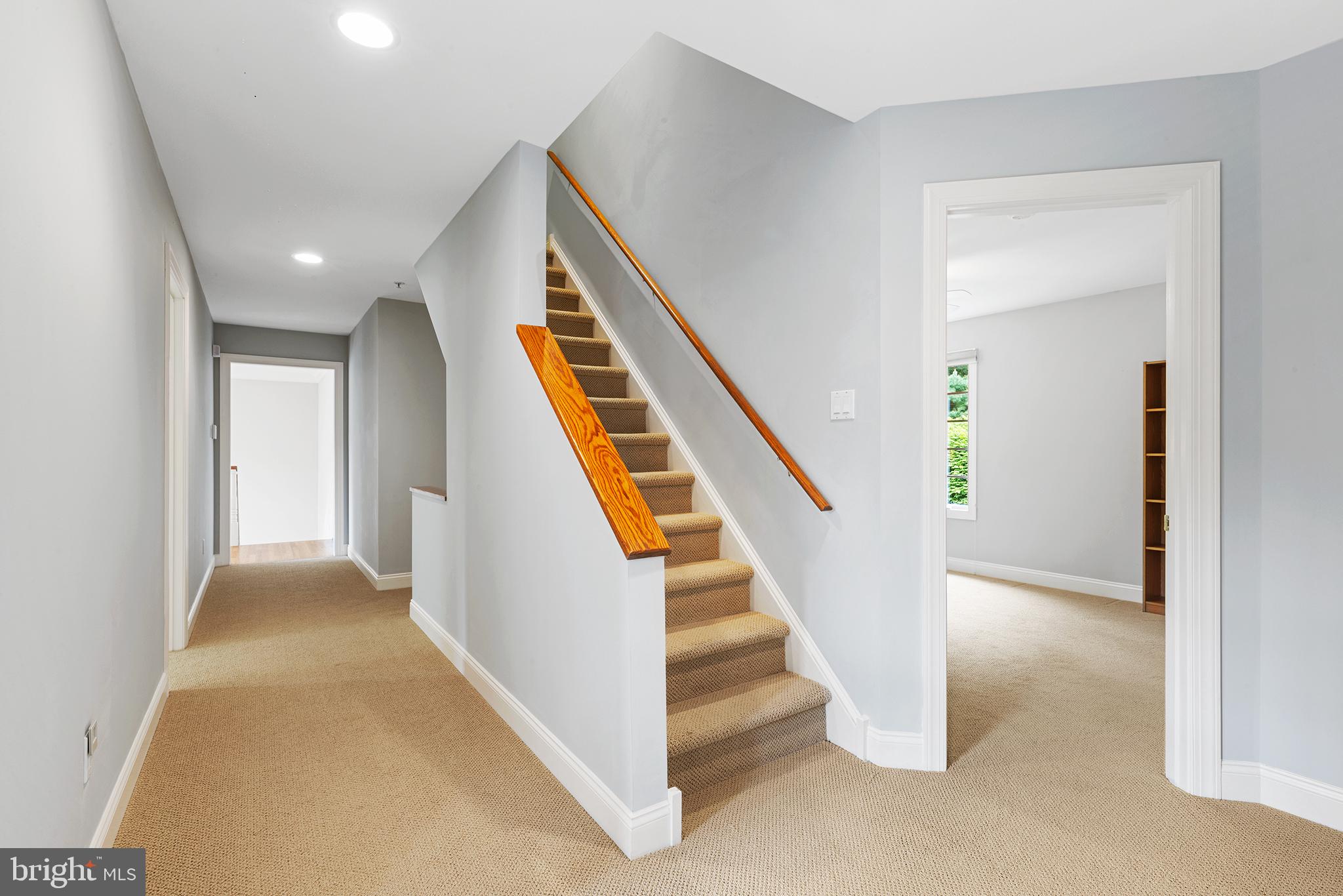 600 Narcisi Ln