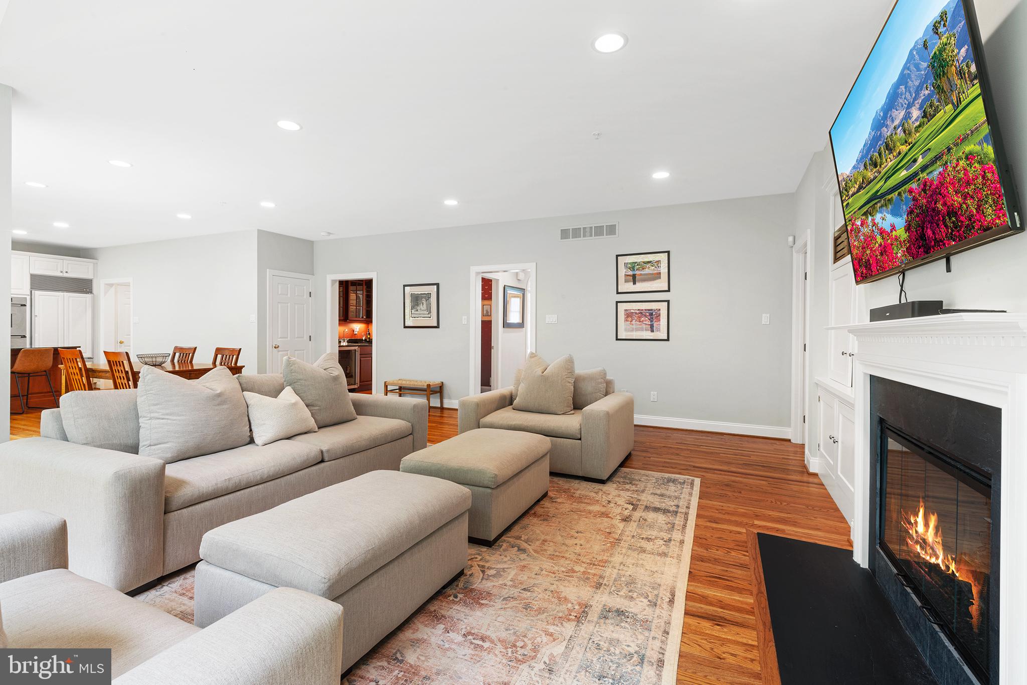 600 Narcisi Ln