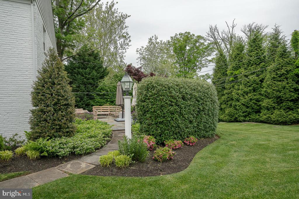 900 Field Ln
