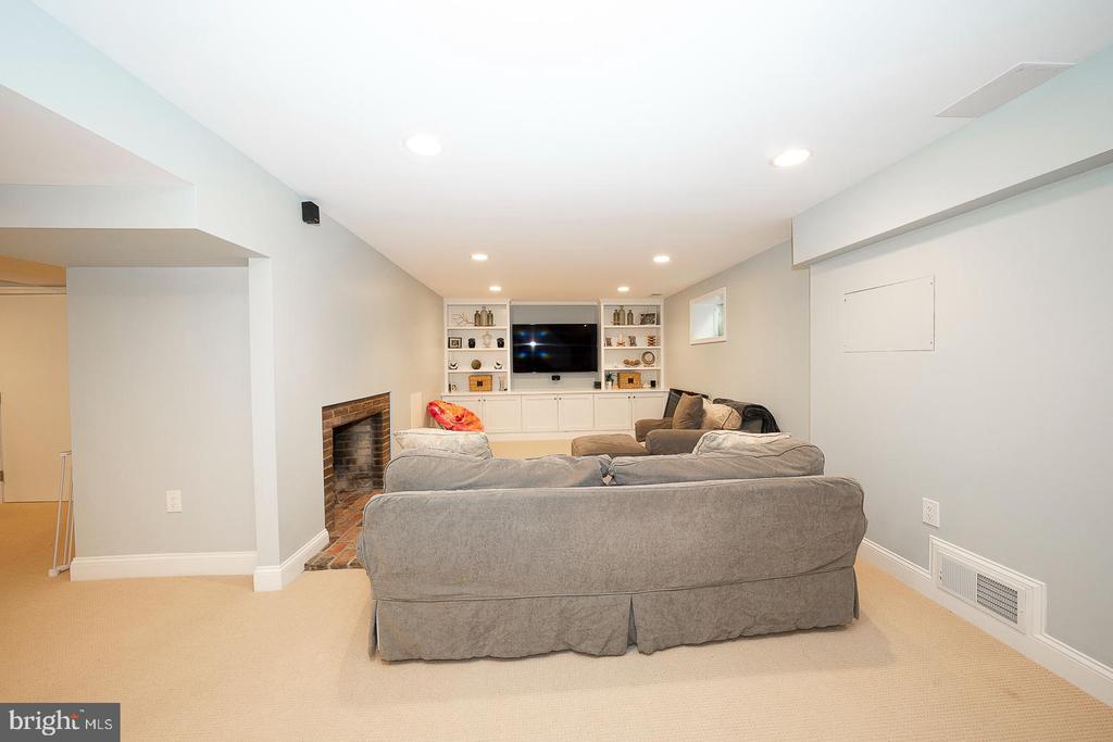 900 Field Ln
