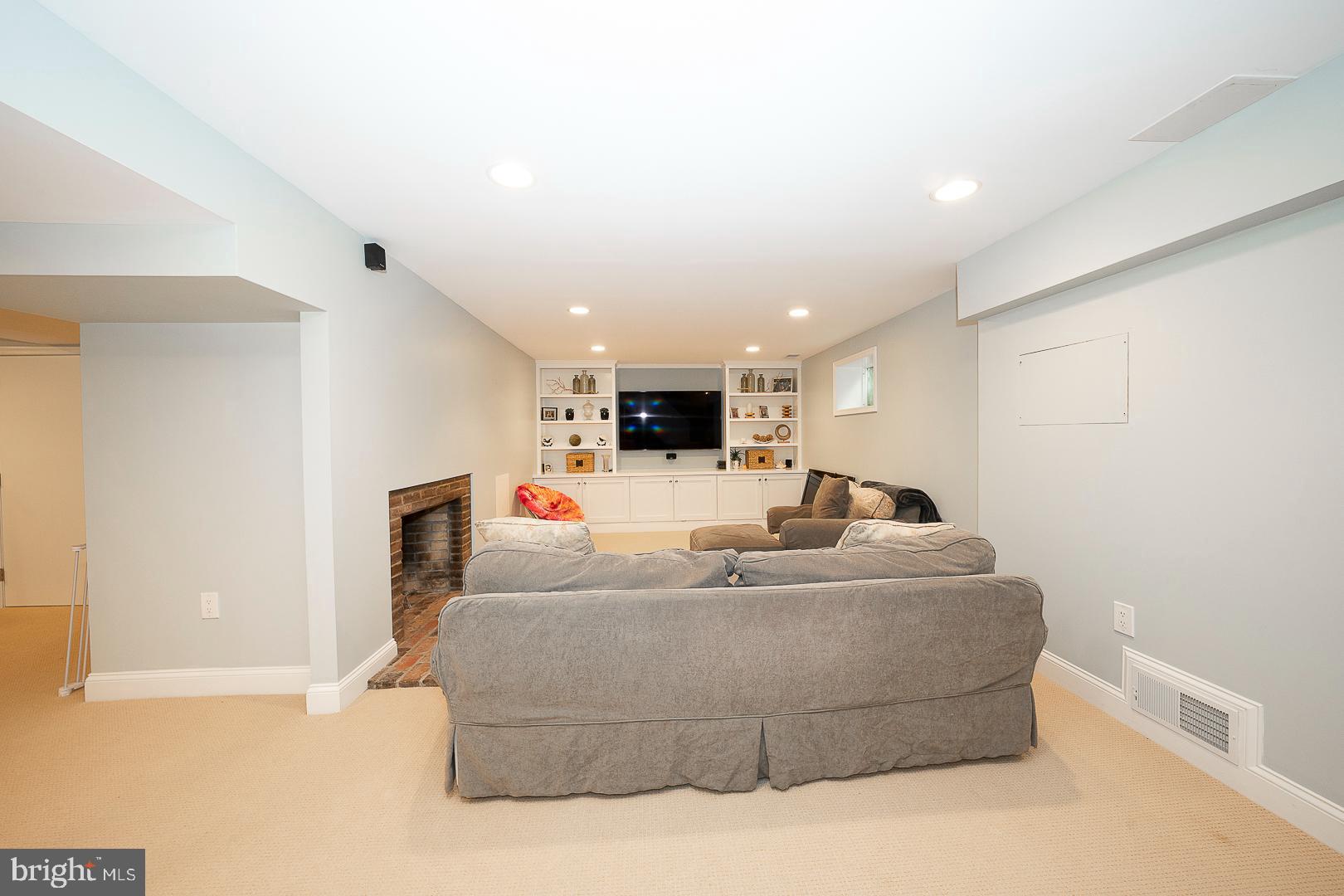 900 Field Ln