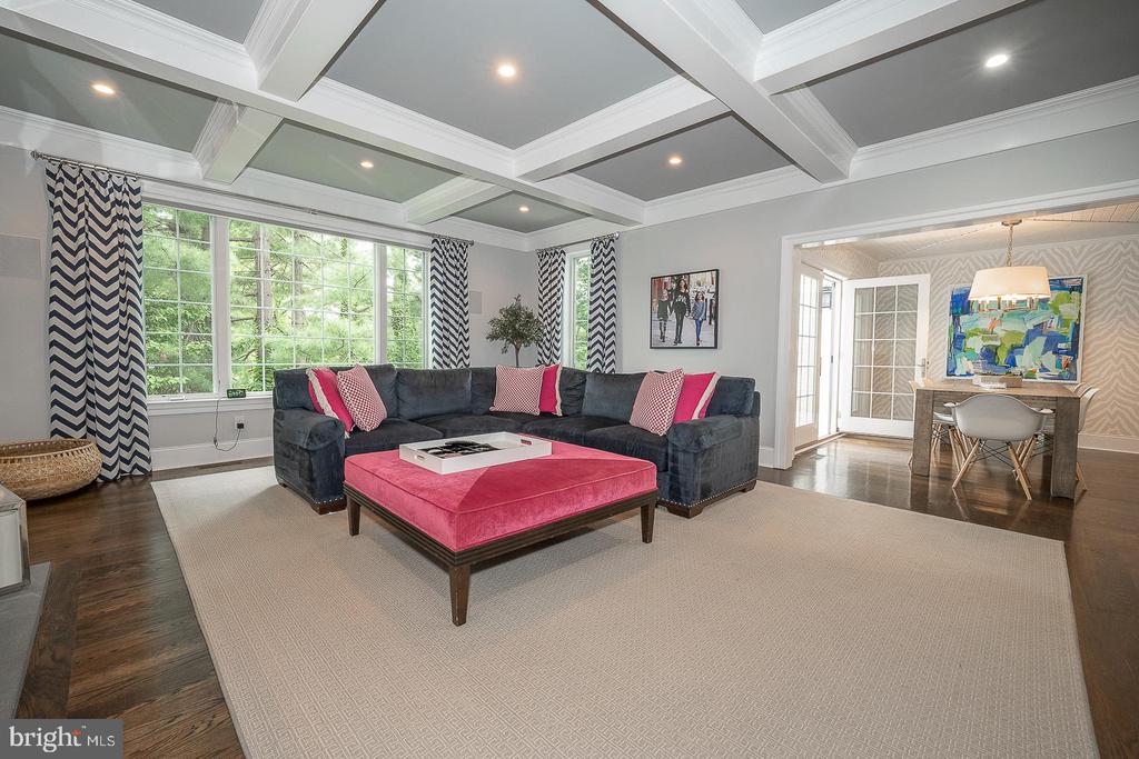 900 Field Ln