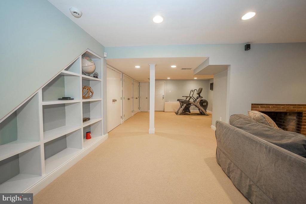 900 Field Ln
