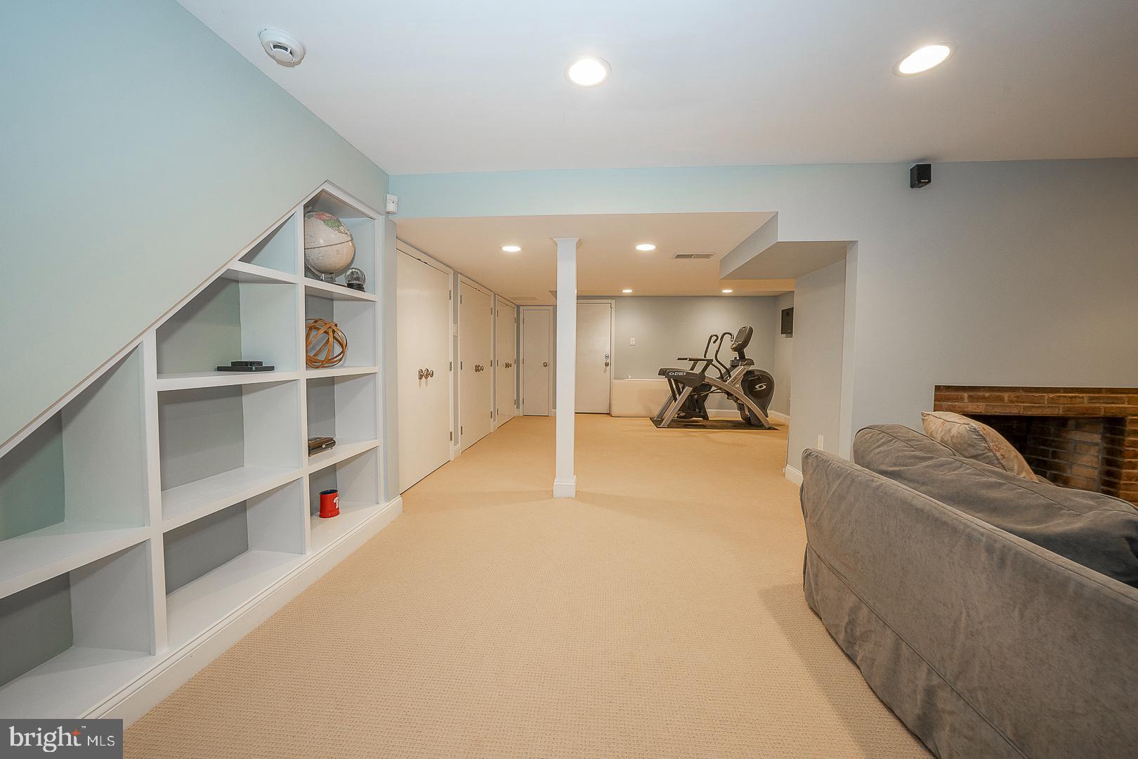 900 Field Ln