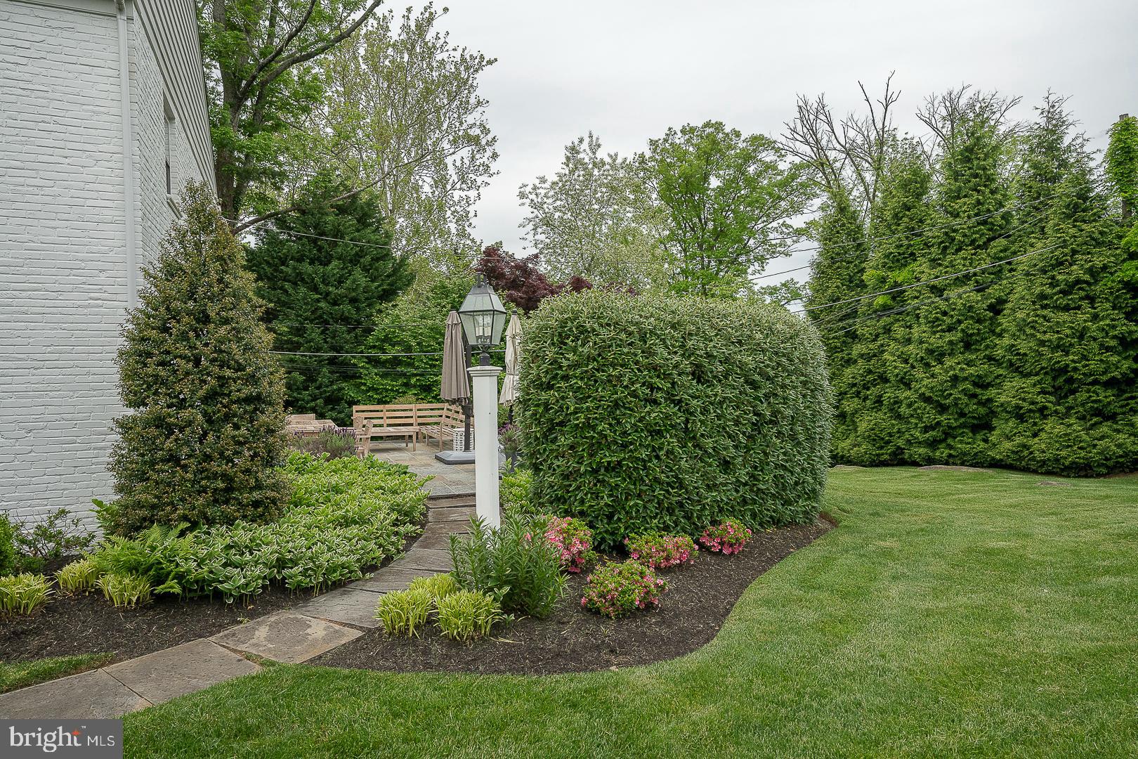 900 Field Ln