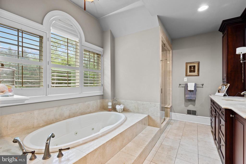 1211 Waverly Rd