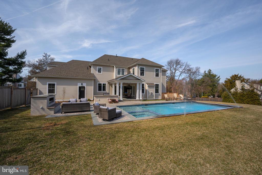 601 Spruce Ln