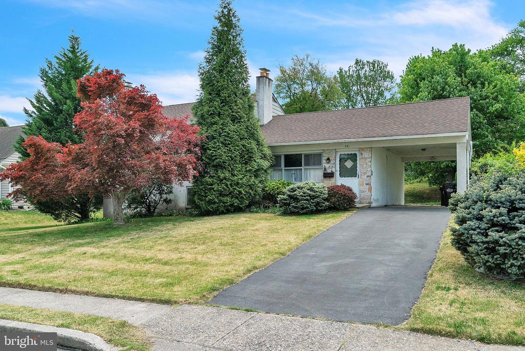 561 Crossfield Rd
