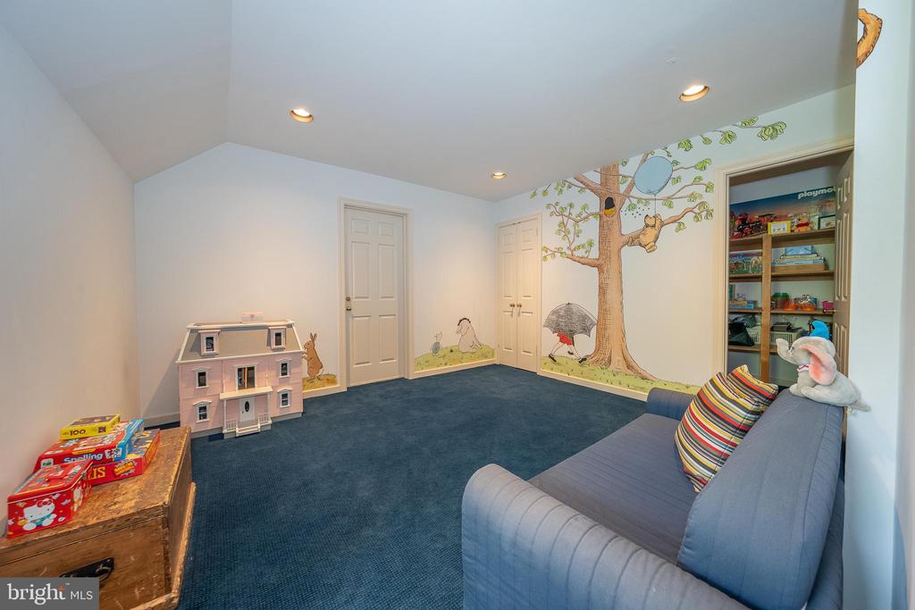 345 Fishers Rd