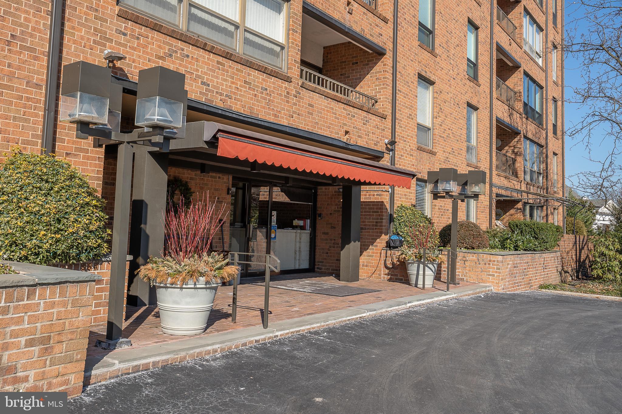 100 Grays Ln #302-304