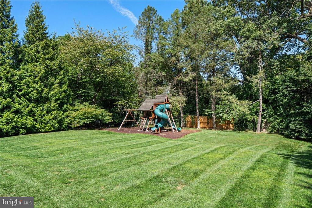 983 DERRING LANE