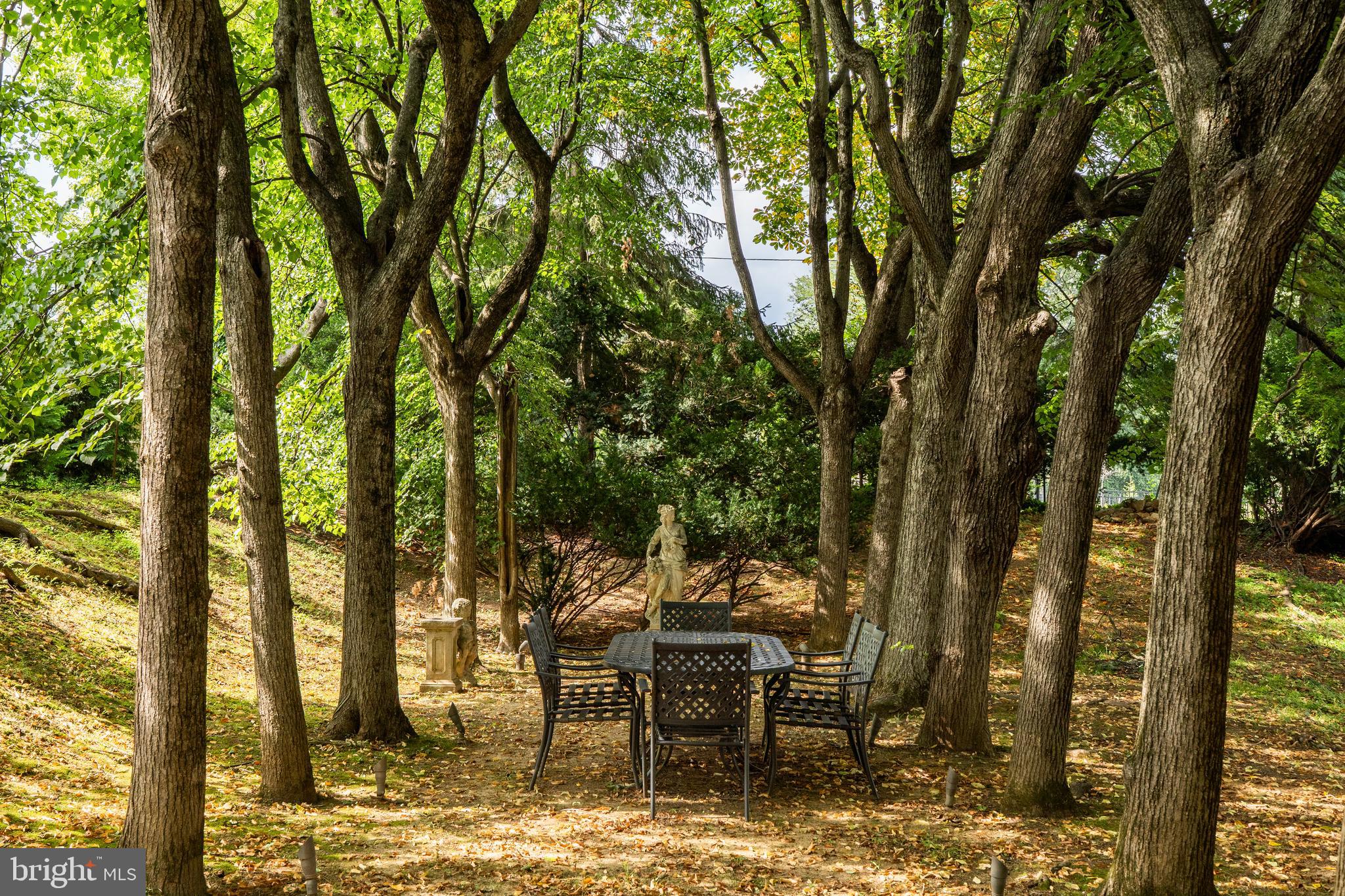 1850 W MONTGOMERY AVENUE