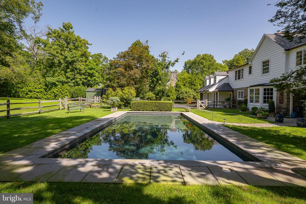 216 LAUREL LANE
