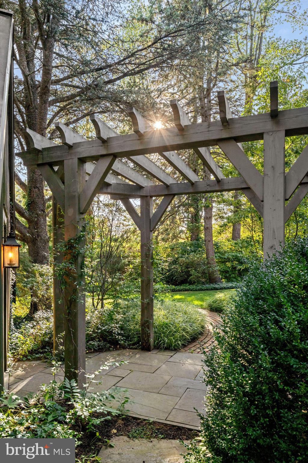 648 & 652 CREIGHTON ROAD