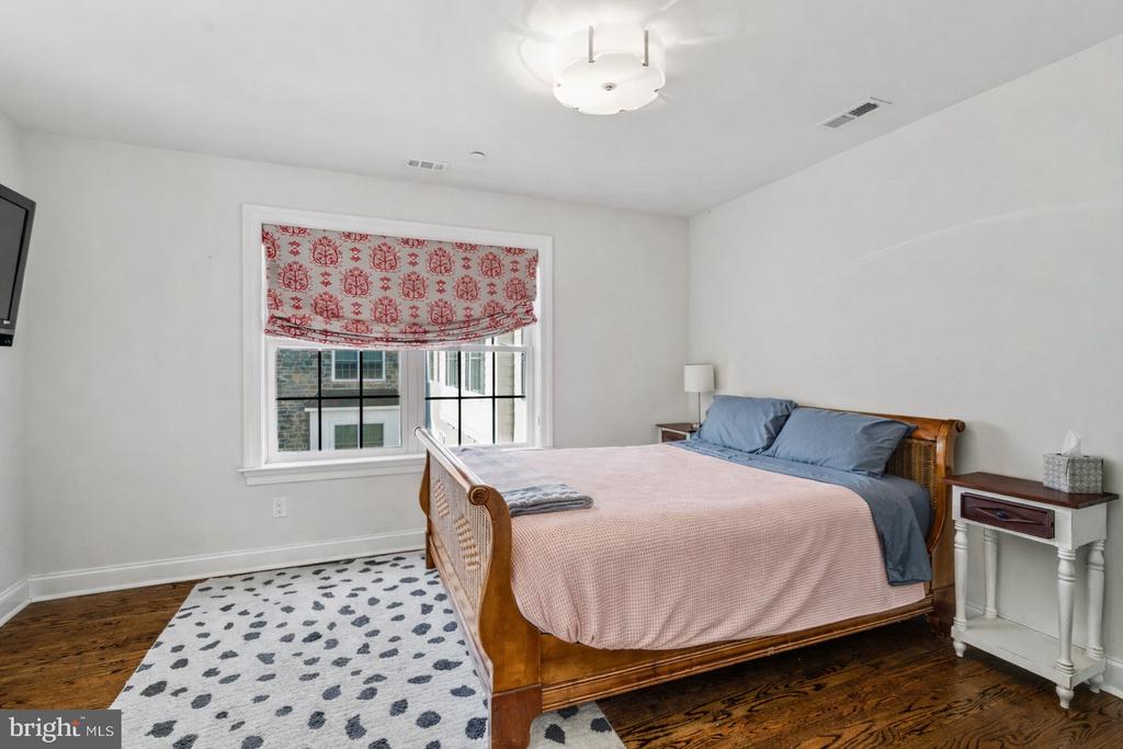 219 E MONTGOMERY AVENUE 6