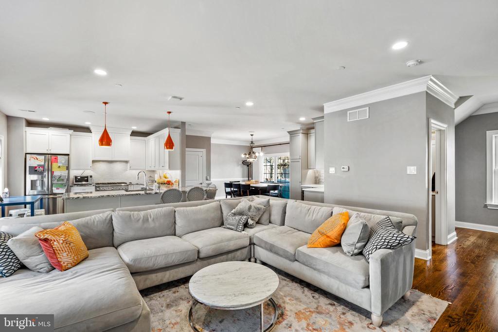 219 E MONTGOMERY AVENUE 6