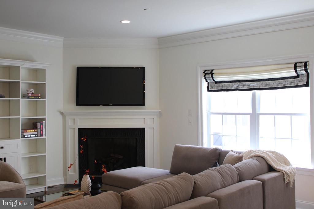 219 E MONTGOMERY AVENUE 6