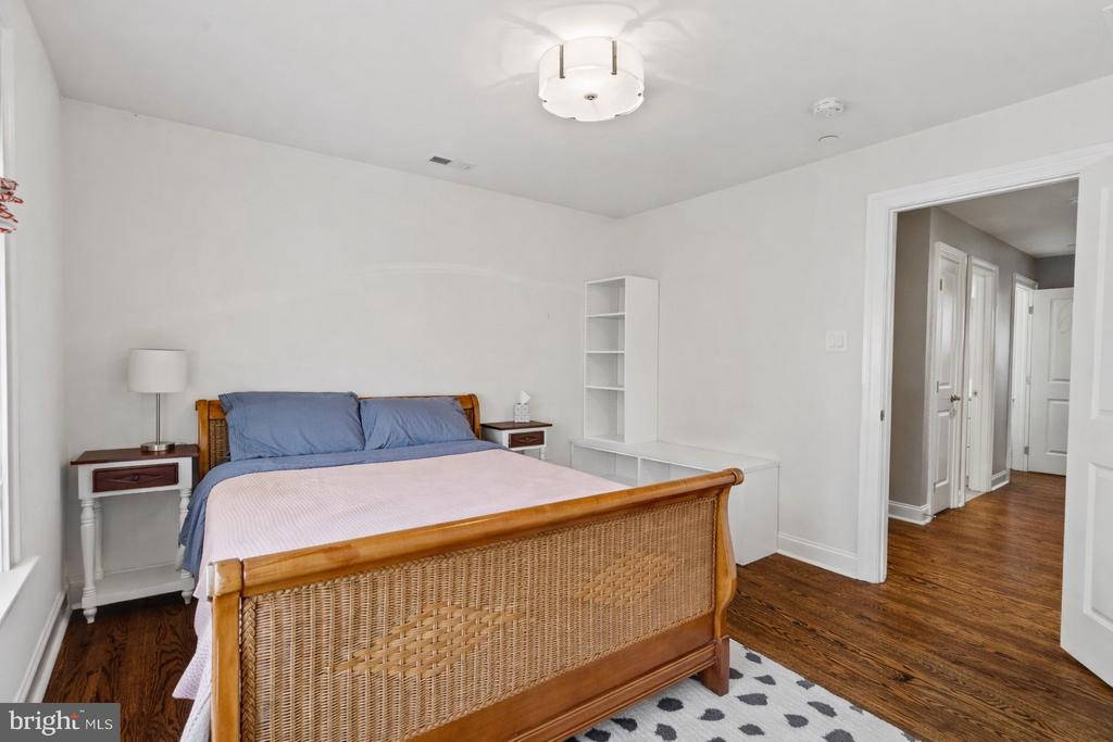219 E MONTGOMERY AVENUE 6