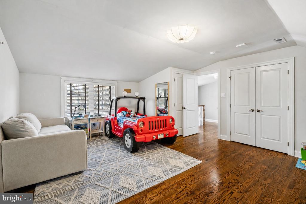 219 E MONTGOMERY AVENUE 6