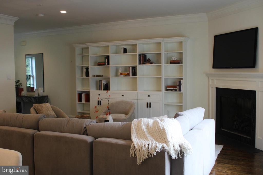 219 E MONTGOMERY AVENUE 6