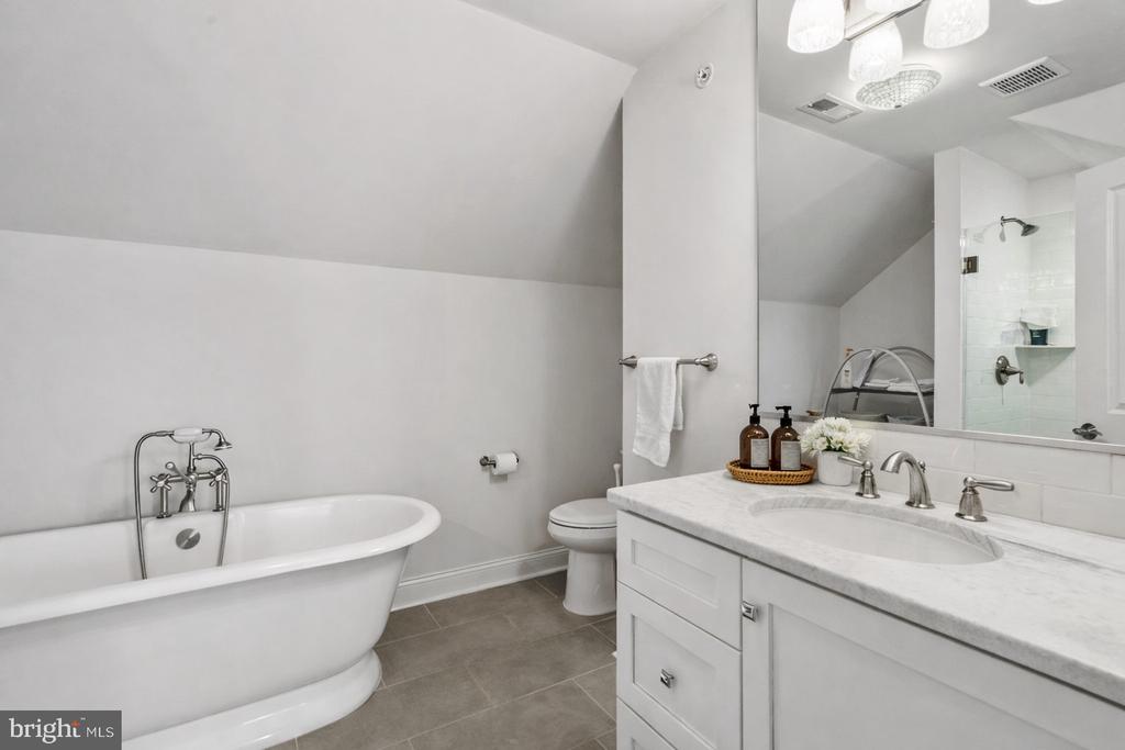 219 E MONTGOMERY AVENUE 6