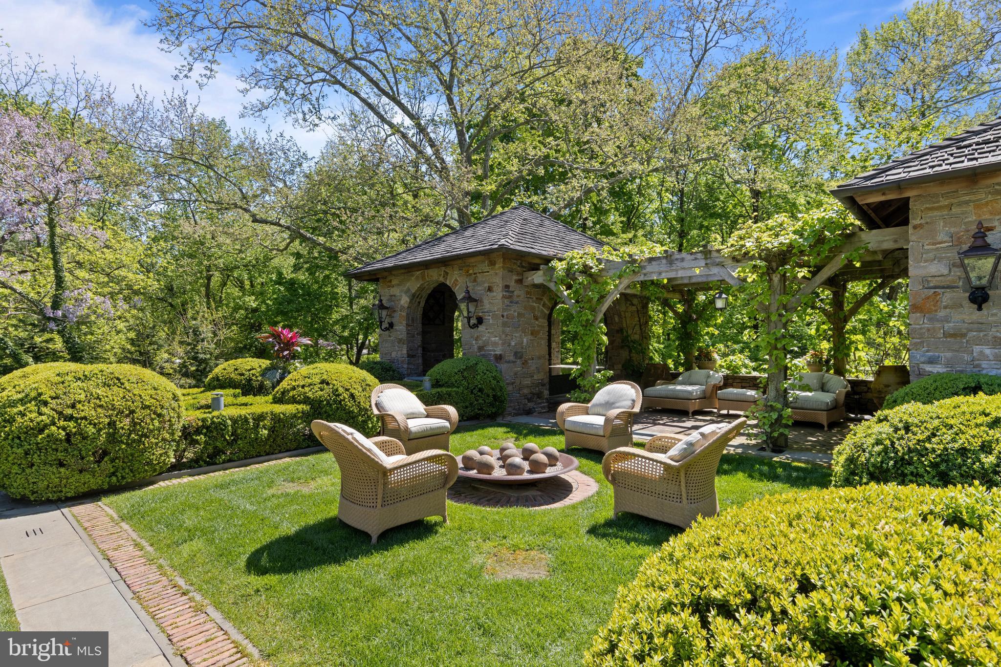 1320 HUNTSMAN LANE