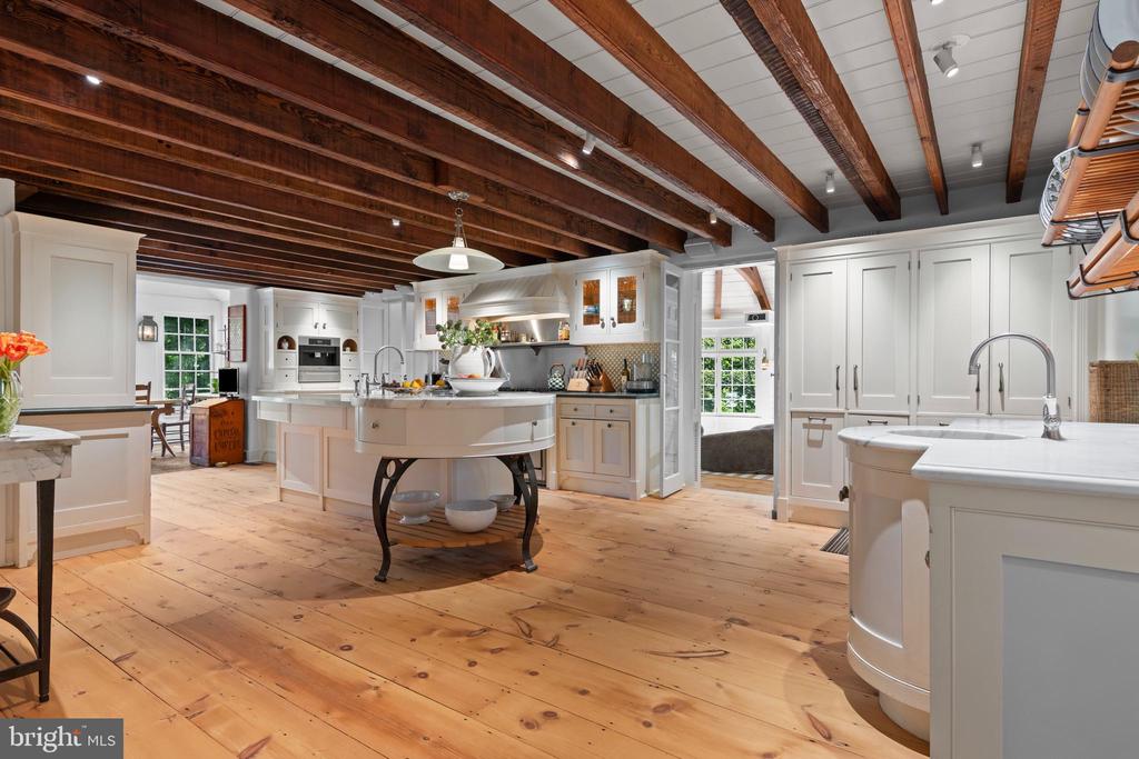 1320 HUNTSMAN LANE