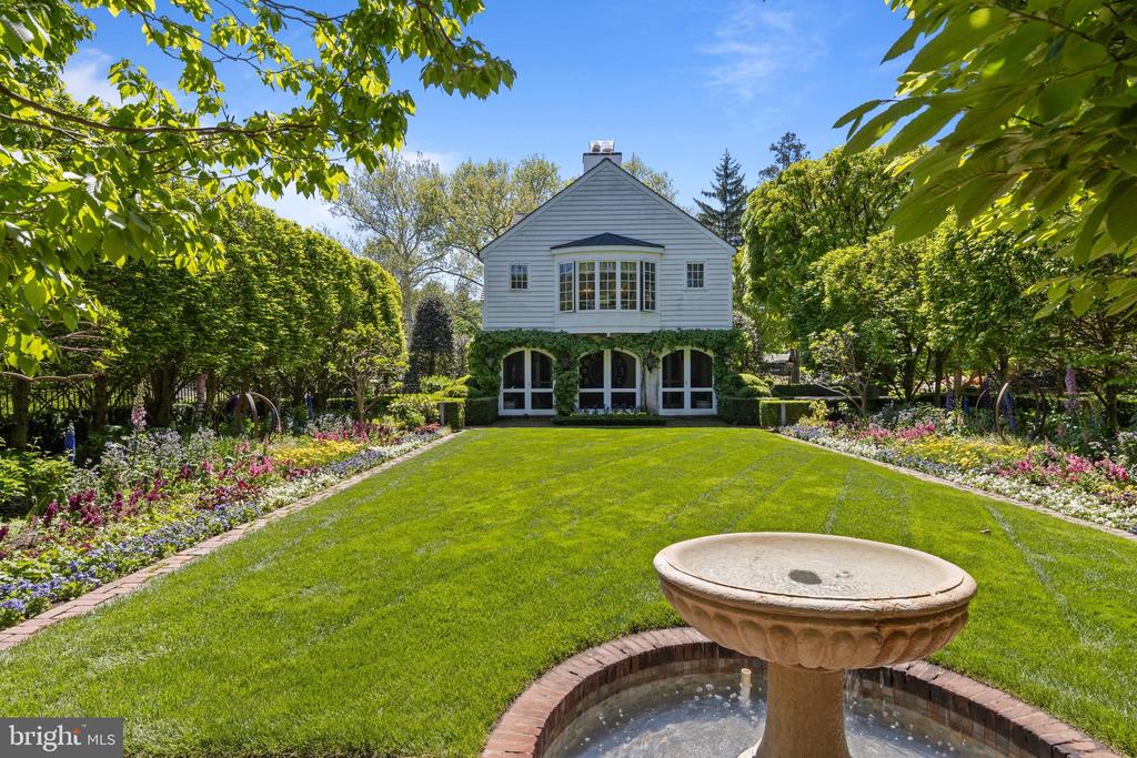 1320 HUNTSMAN LANE