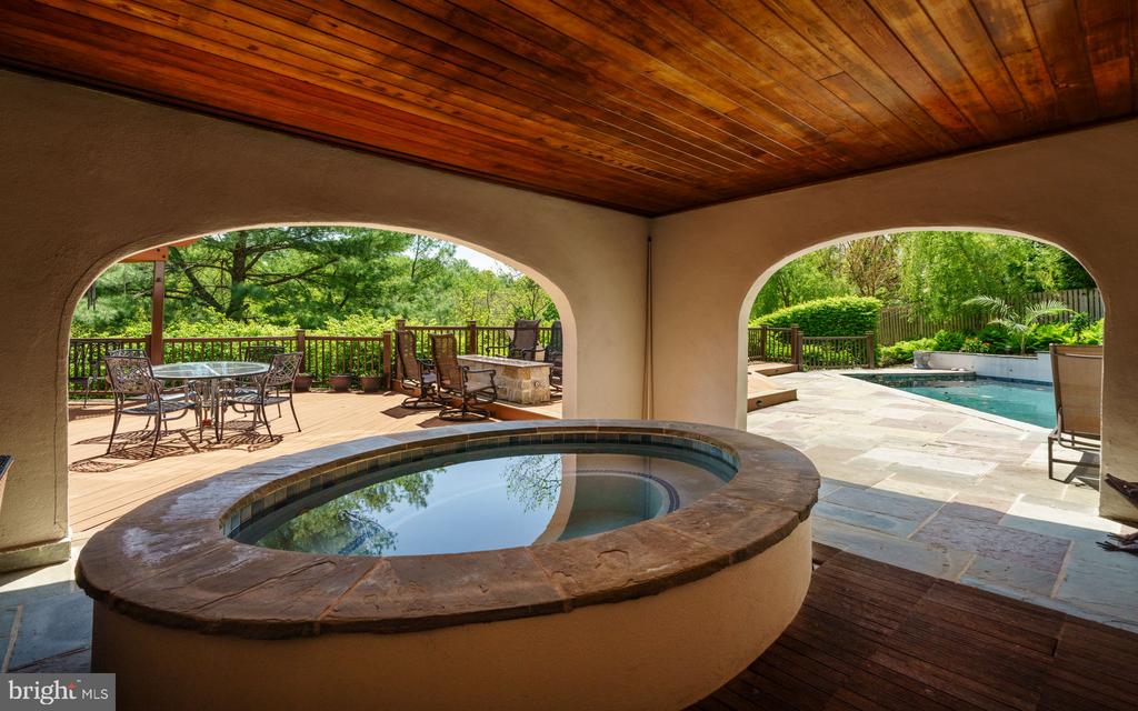1533 BRIAR HILL ROAD